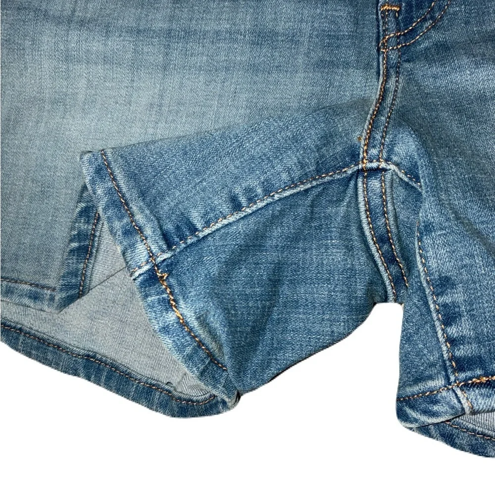 2/$35 Levi NWT Mid Rise Mid Length Jean Shorts women Size 32 Blue Casual Summer - Picture 3 of 5